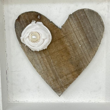 a23002-3-cadre_coeur_brun_fleur_blanche